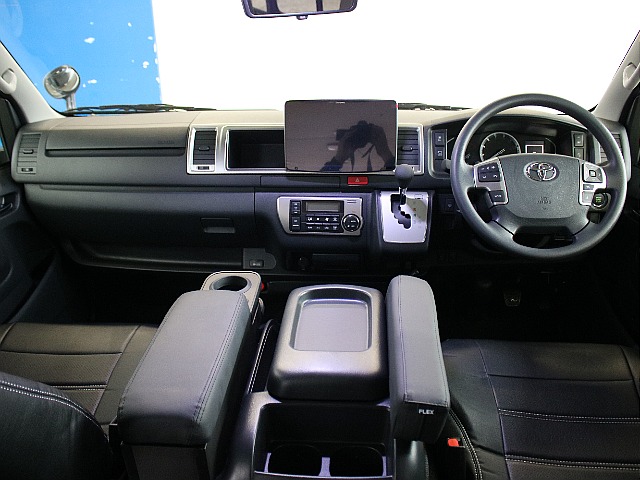 運転席周りのお写真になります！両側オリジナルアームレスト装備してます！