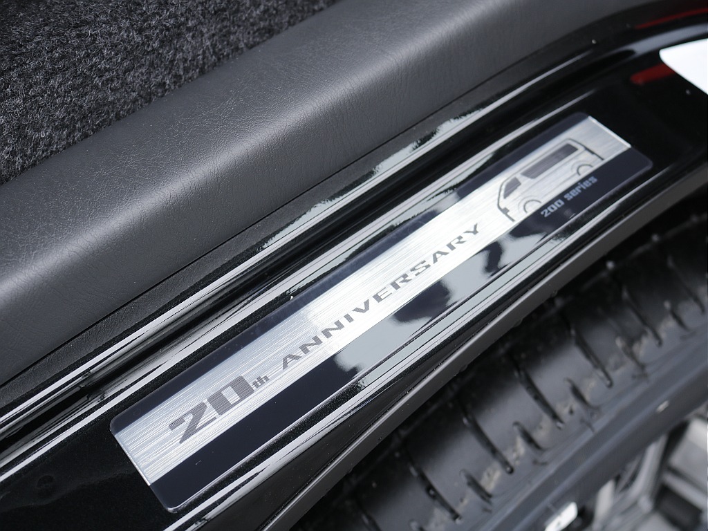ハイエース20周年記念スカッフプレート装着済みです♪