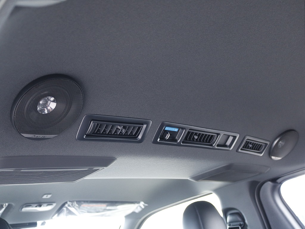 ルーフスピーカー☆ リア側のスピーカーが聞こえづらいハイエースには必須装備です♪
