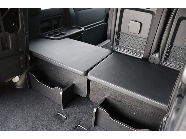 お洒落な黒木目調の土台になります！