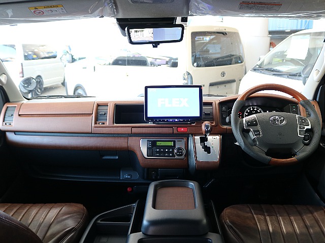 茶木目インテリア３点セット装着済みで明るくオシャレな車内になっております☆☆