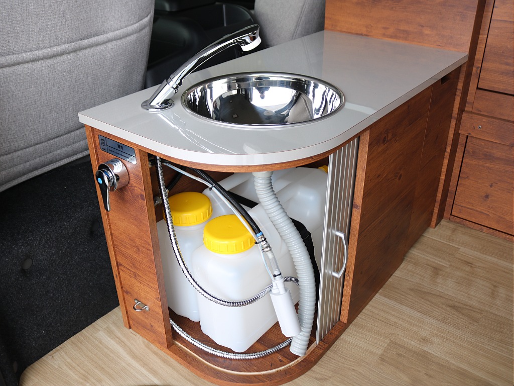 車内にはステンシンクが装着されており水道代わりにご利用いただけます☆☆