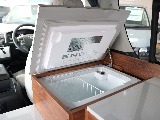 冷蔵庫も装着済みですので車中泊時にお飲み物等を冷やすことが可能です☆☆