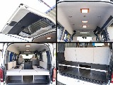 後ろのマットはリクライニングが可能です！暖色系の天井照明で車内を明るい空間に！