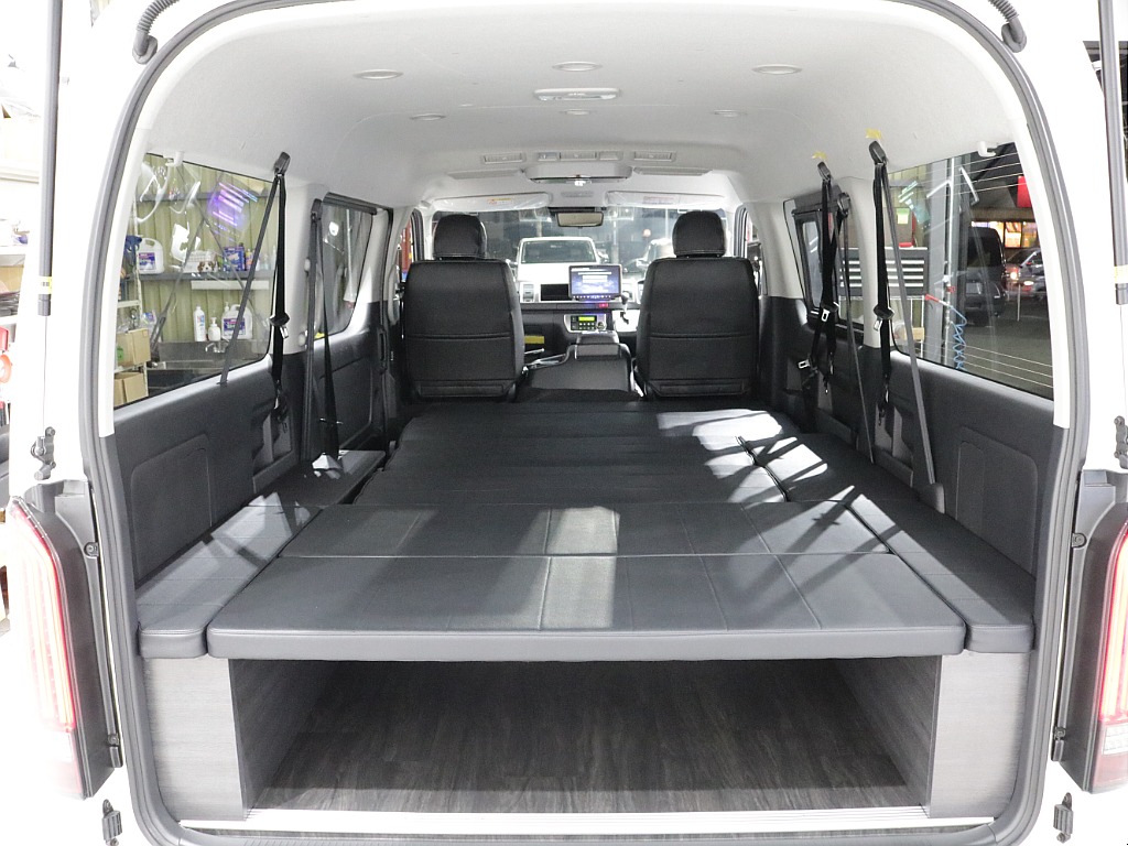 新車ハイエースワゴンＧＬ４ＷＤオリジナルＶｅｒ５シートアレンジ施工済みオリジナルフロントスポイラーオリジナルオーバーフェンダーオリジナルＬＥＤテールオリジナル１７インチアルミ１インチローダウン施工済み