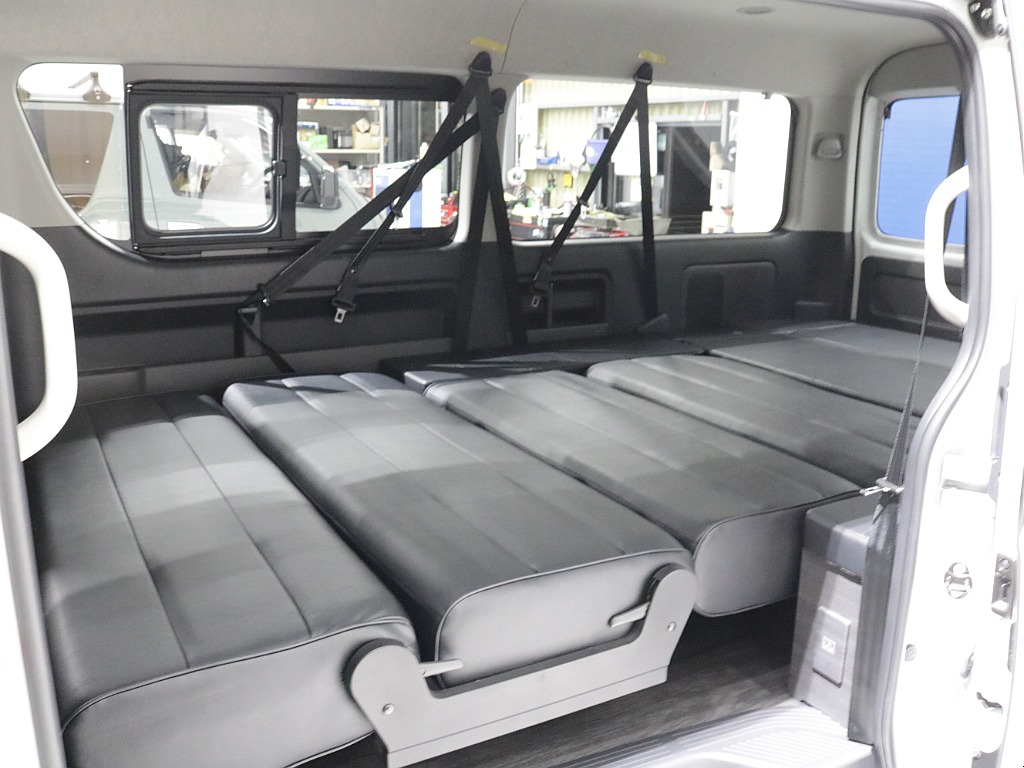 新車ハイエースワゴンＧＬ４ＷＤオリジナルＶｅｒ５シートアレンジ施工済みオリジナルフロントスポイラーオリジナルオーバーフェンダーオリジナルＬＥＤテールオリジナル１７インチアルミ１インチローダウン施工済み