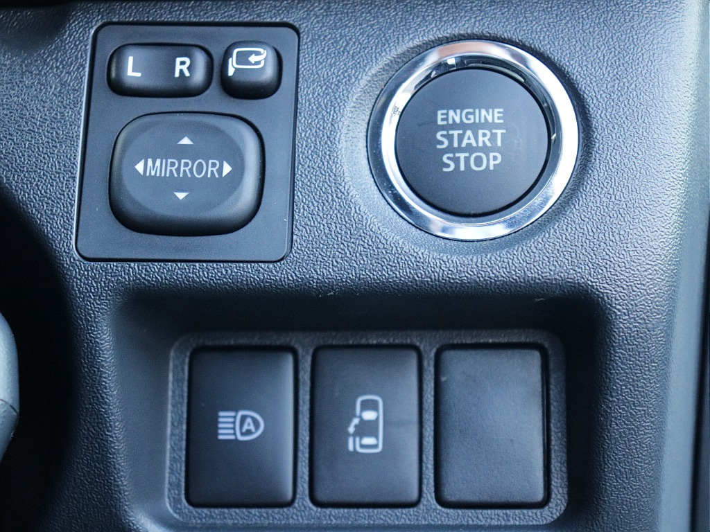 プッシュスタート・ETC・ステアリングスイッチなど運転するうえで役立つ装備が充実しております♪
