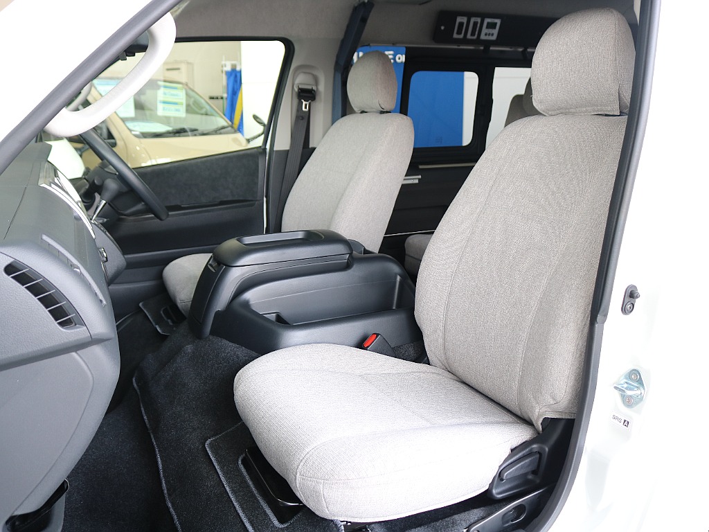 キャンピング専用のシートカバーが装着されております☆☆