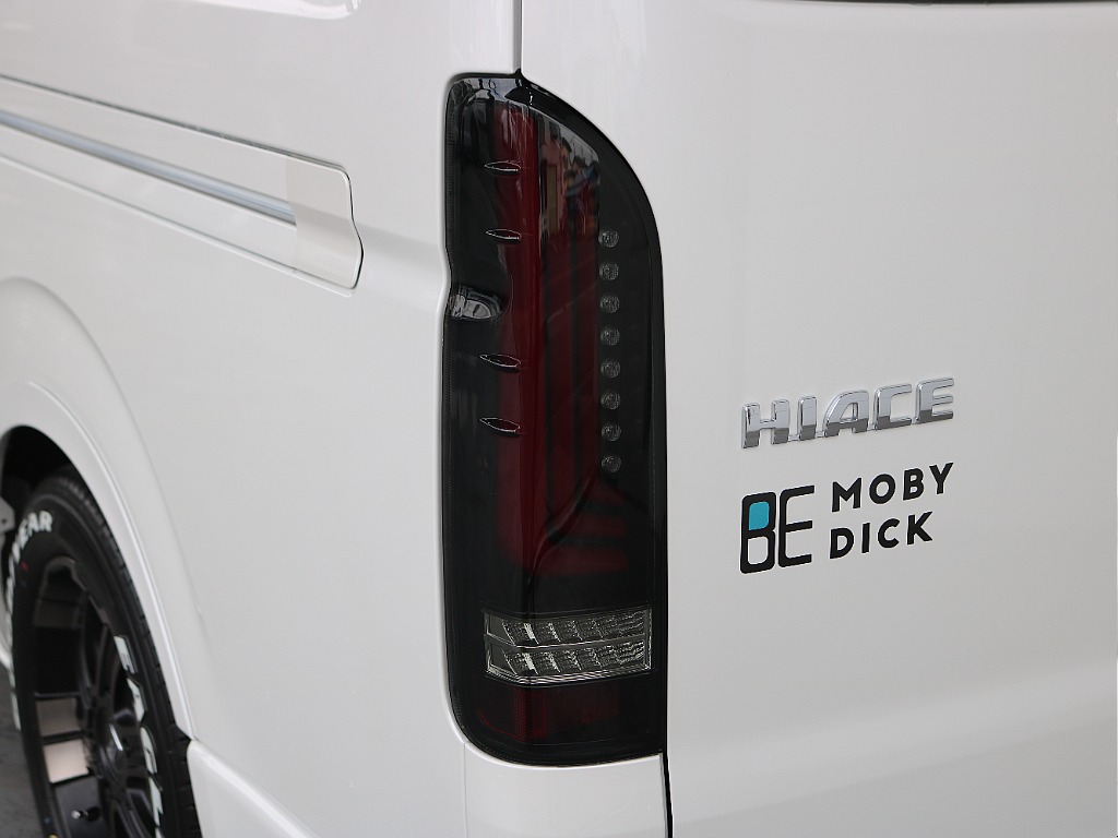 アルティメットTYPE2テールランプのレッドを装着し、ウィンカーは流れるシーケンシャルタイプになります☆☆