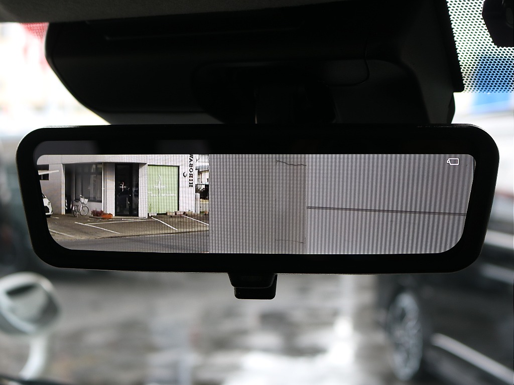 メーカーオプションのデジタルインナーミラーが装着されております☆☆