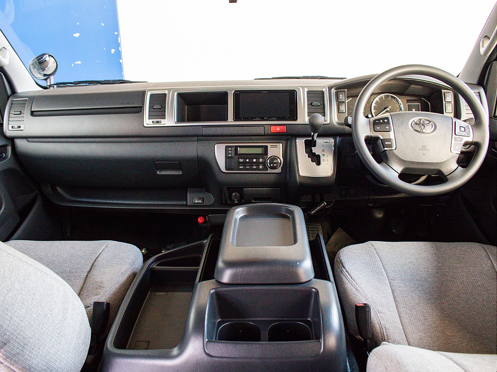 運転席周りのお写真になります！新車でのご案内です！