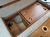シート下は収納スペースとして十分な広さを確保！テーブるも収納可能です！