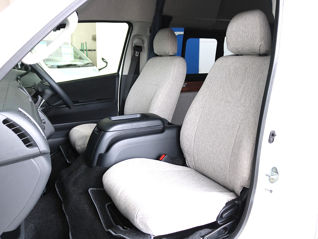 キャンピングカー専用のシートカバーが装着されております☆