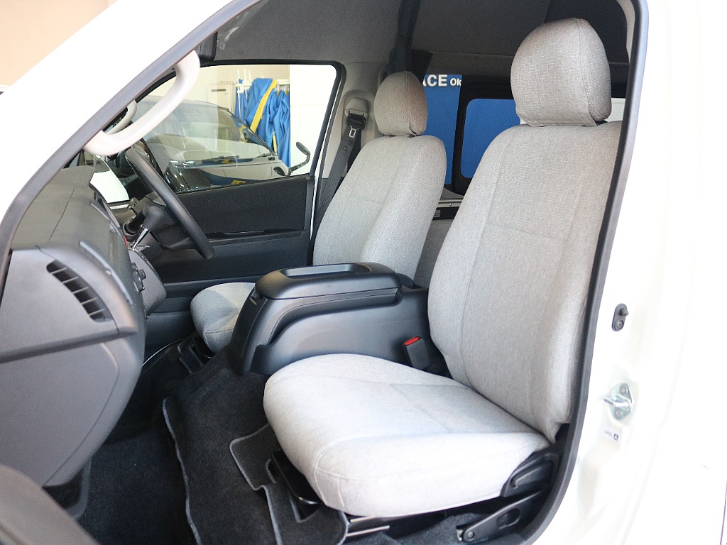 キャンピングカー専用のシートカバーが装着されております☆