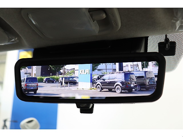 後続車両の確認も安心なデジタルインナーミラー完備！