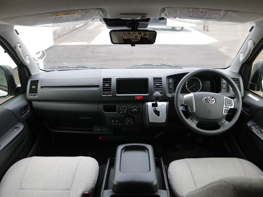 運転席周りもお洒落なインテリアカスタムがされております！！快適性もよくなってるので運転も気兼ねなく出来ちゃいます♪