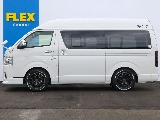 運転中や車中泊の際に換気などに使える小窓も付いております！！