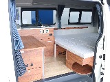 お洒落な茶木目のギャレーが標準装備になります☆