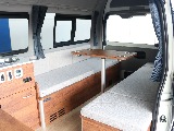 後席は向かい合って乗車するレイアウトになります☆☆