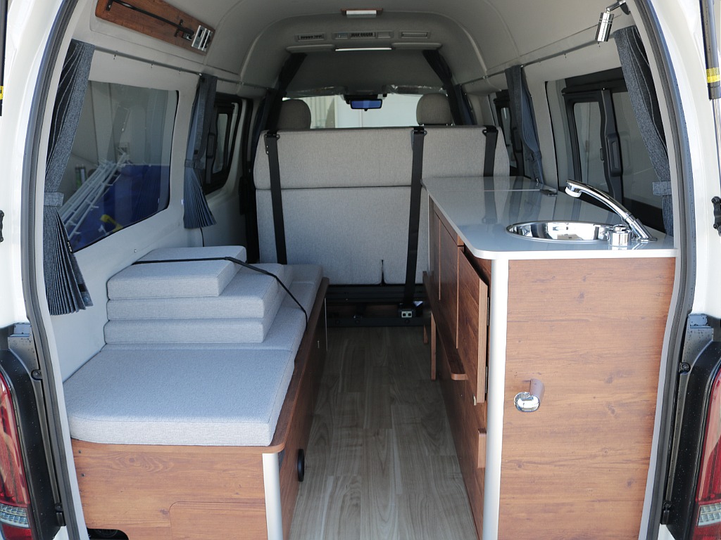 後方も収納スペースやシャワーヘッドなどキャンプなどする際便利なものがそろっております！！