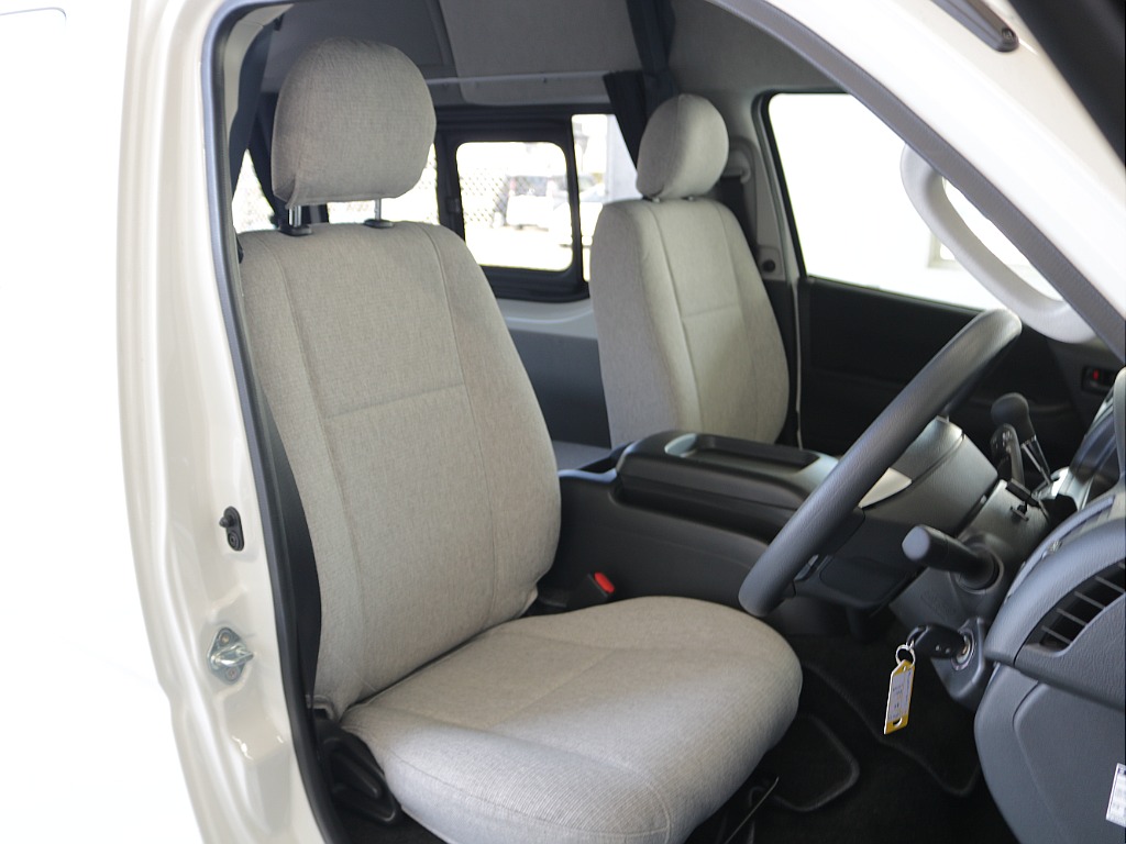 シートカバーも付いており内装の統一感もさらにアップされております♪
