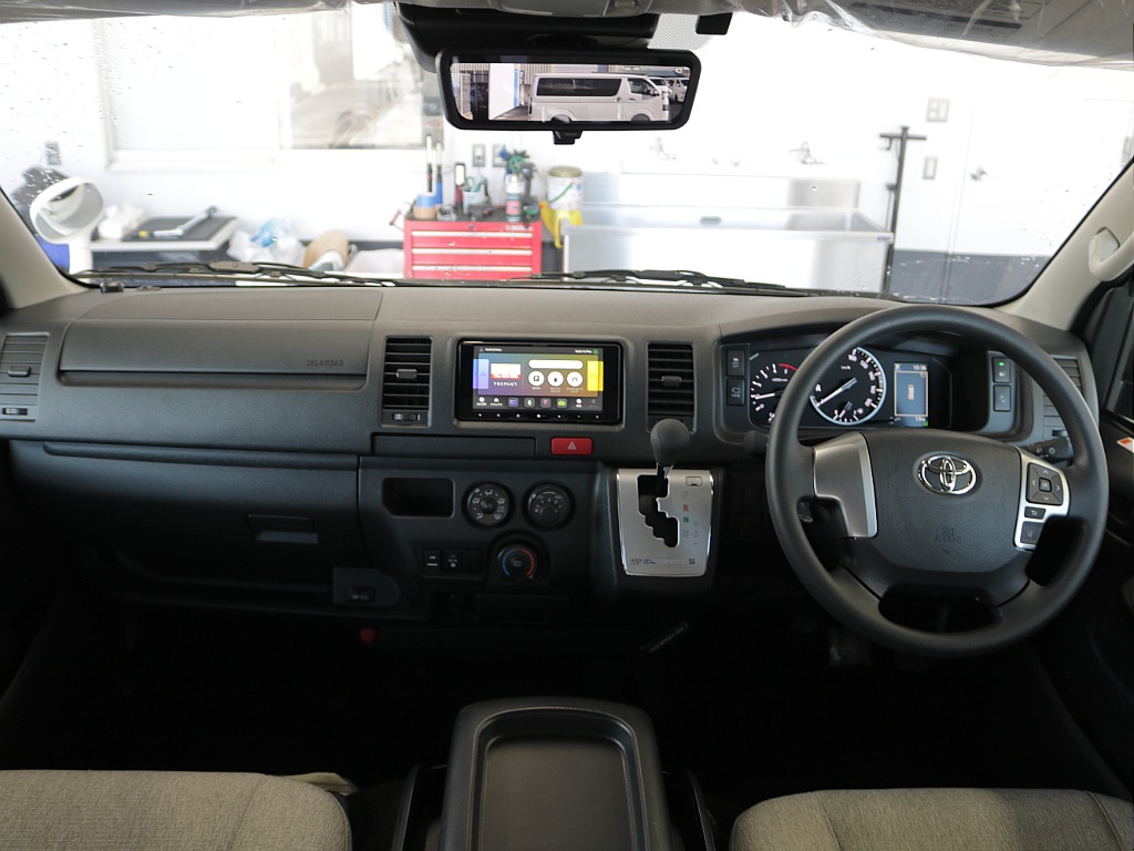 運転席周りもお洒落なインテリアカスタムがされております！！快適性もよくなってるので運転も気兼ねなく出来ちゃいます♪