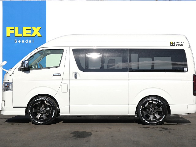 運転中や車中泊の際に換気などに使える小窓も付いております！！