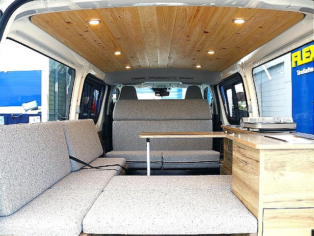 車内はwood調インテリアで統一し暖かな雰囲気に♪