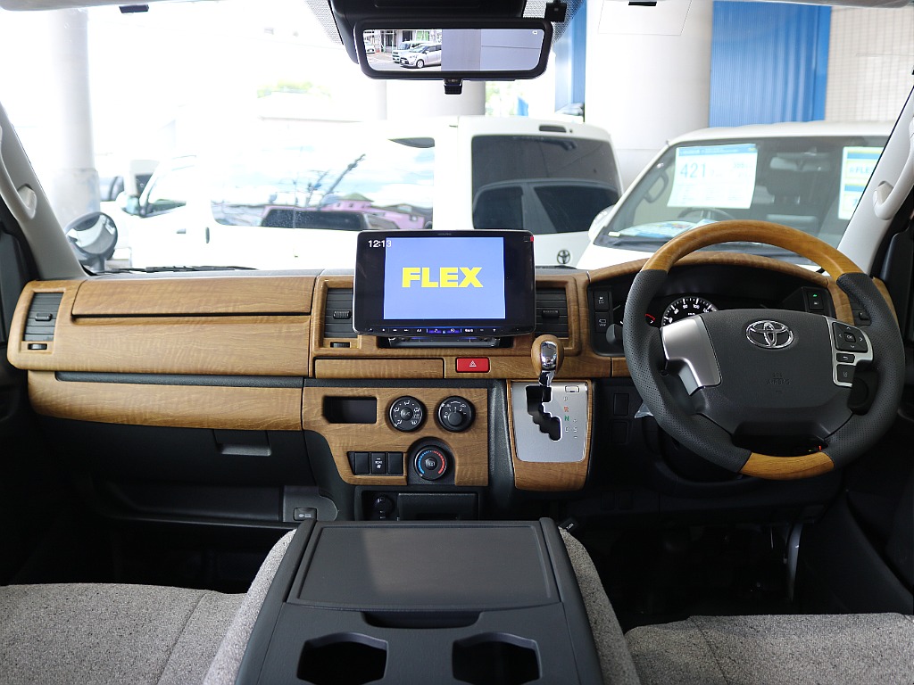 黄木目インテリアパネルセット装着済みで明るい車内空間になっております♪♪