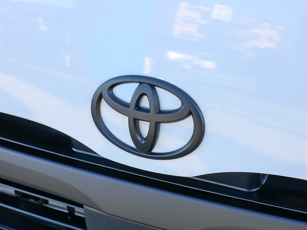 フロントトヨタエンブレム艶無しブラックペイント！！