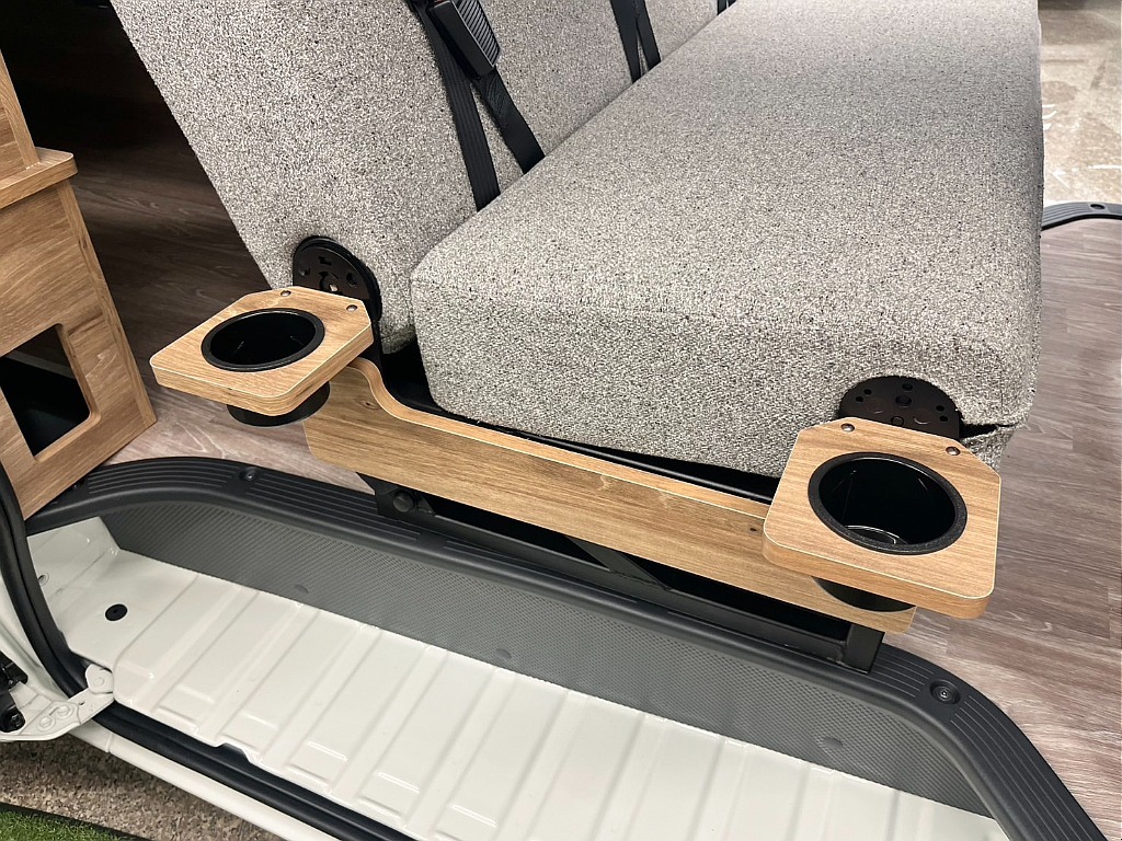 2列目座席横にはドリンクホルダー！