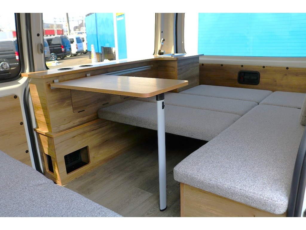 展開は様々で脱着式のテーブルを使用することで食事も楽しめます♪