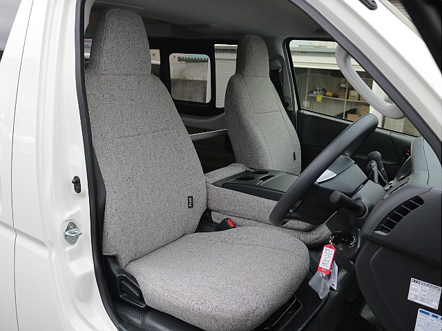 フロントはWood Village専用のシートカバーを装着！！ お洒落なだけでなく汚れや劣化の防止にもなります！！