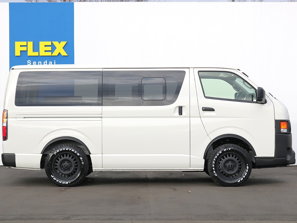 リヤドアは小窓付きなので乗車中や車中泊時も快適にお過ごしいただけます♪