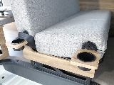 セカンドシート脇ドリンクホルダー付き！