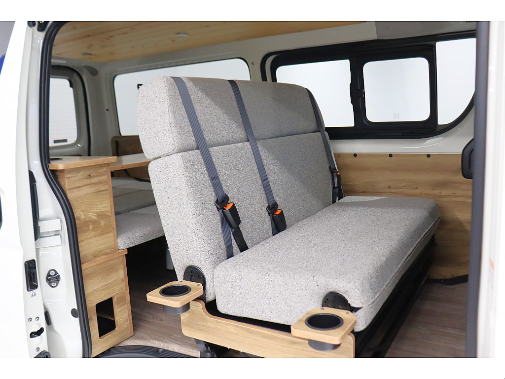 ゆったり座れる3人乗りシートです☆