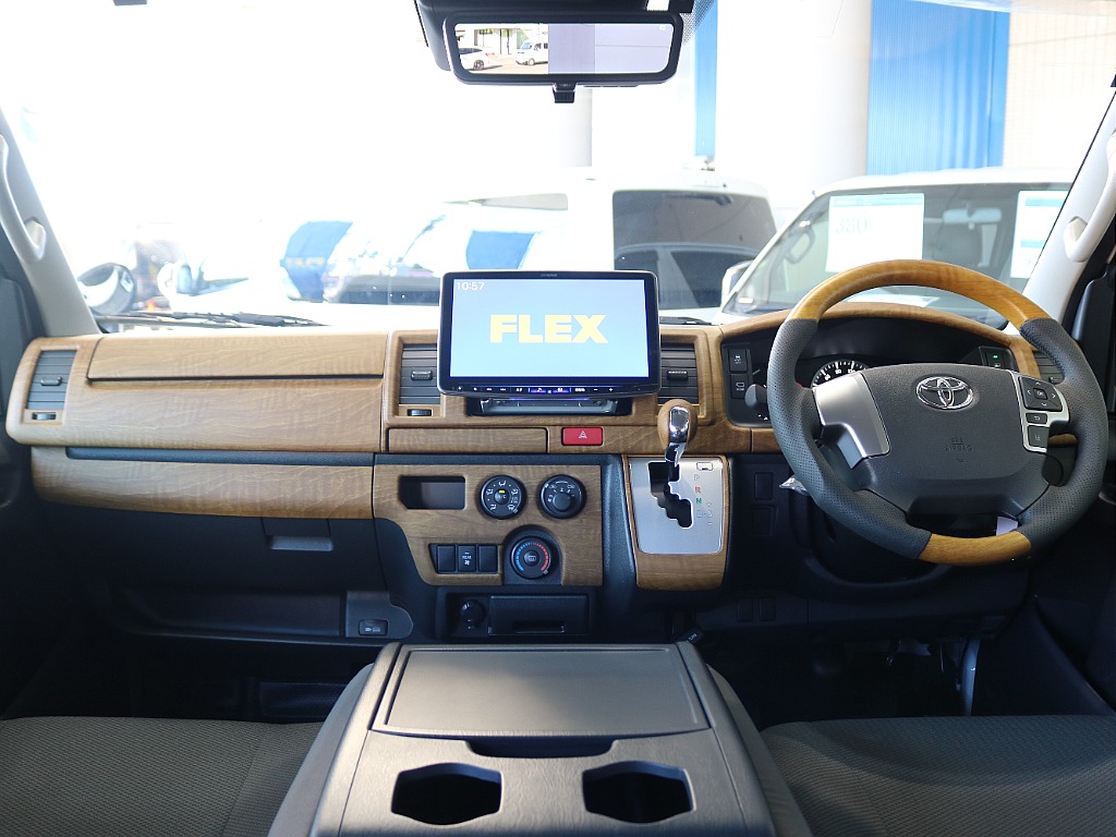 黄木目インテリアパネル装着ですので明るい内装になっております♪♪