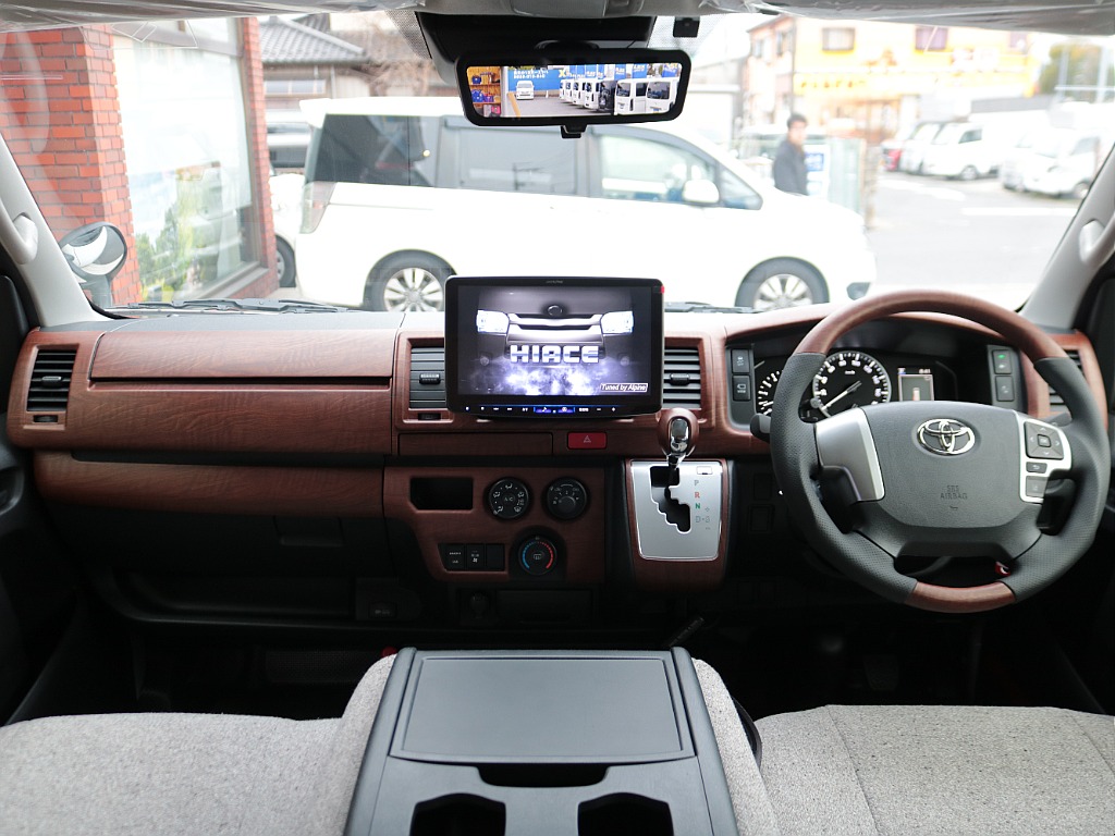 おしゃれな茶木目パネルセット装着済み☆