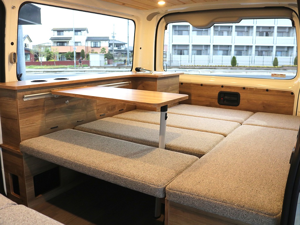 サイドテーブルとベッドキットを組み合わせてダイネットに変身