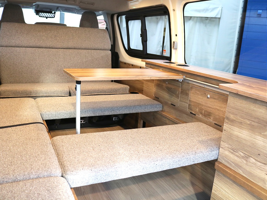 サイドテーブルはお好きな位置に取付可能