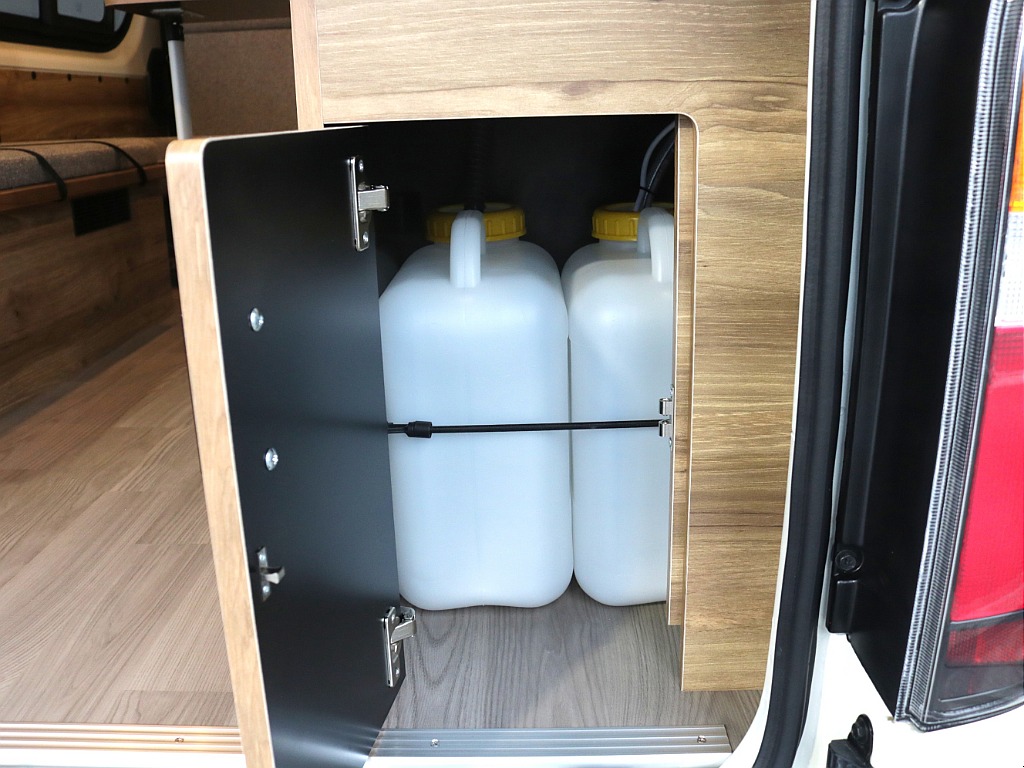 13Lのタンク2つ装備