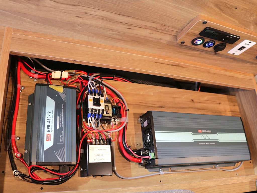 サブバッテリーやコンバーターを組み合わせた電源システム「エレコ」標準装備