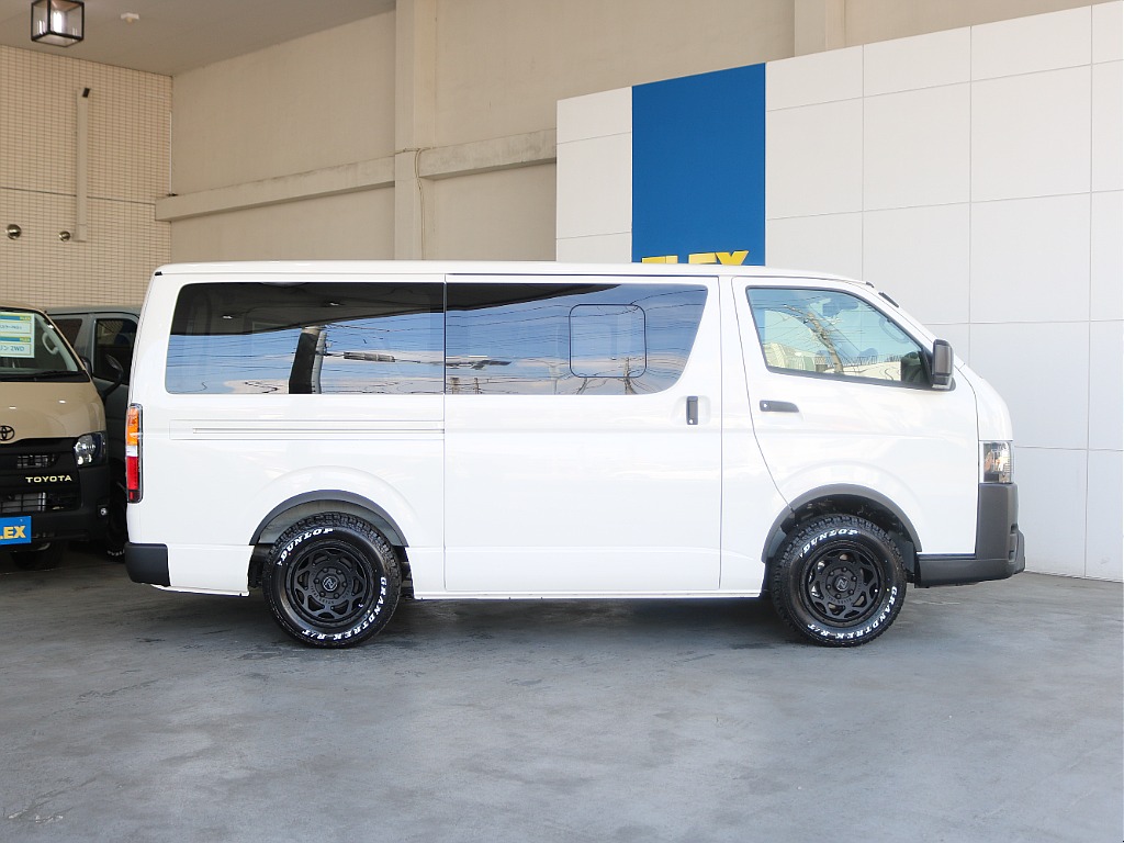 両側小窓付き手動スライドドアになっております♪♪