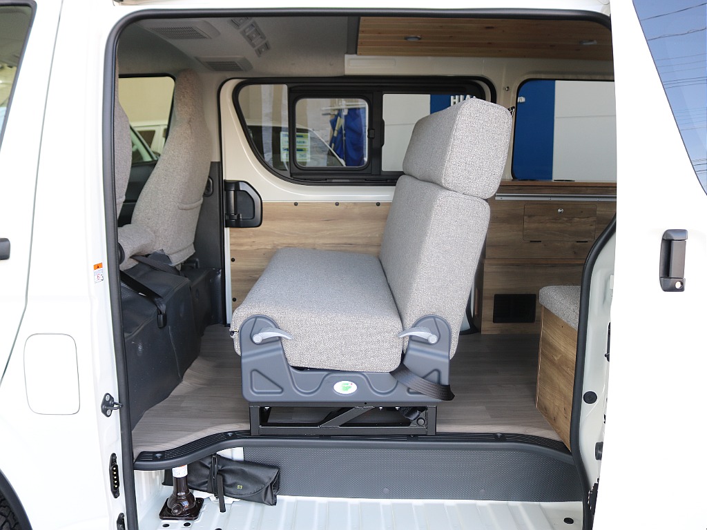 セカンドシートは3人掛けになっております♪♪