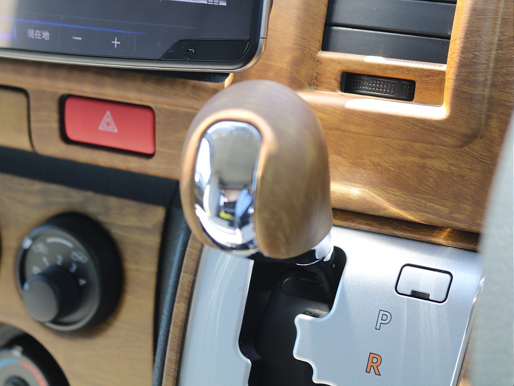 黄木目シフトノブ♪インテリアパネルとステアリングと同じ黄木目となってますので、統一感がありおしゃれな見た目になっていますね！