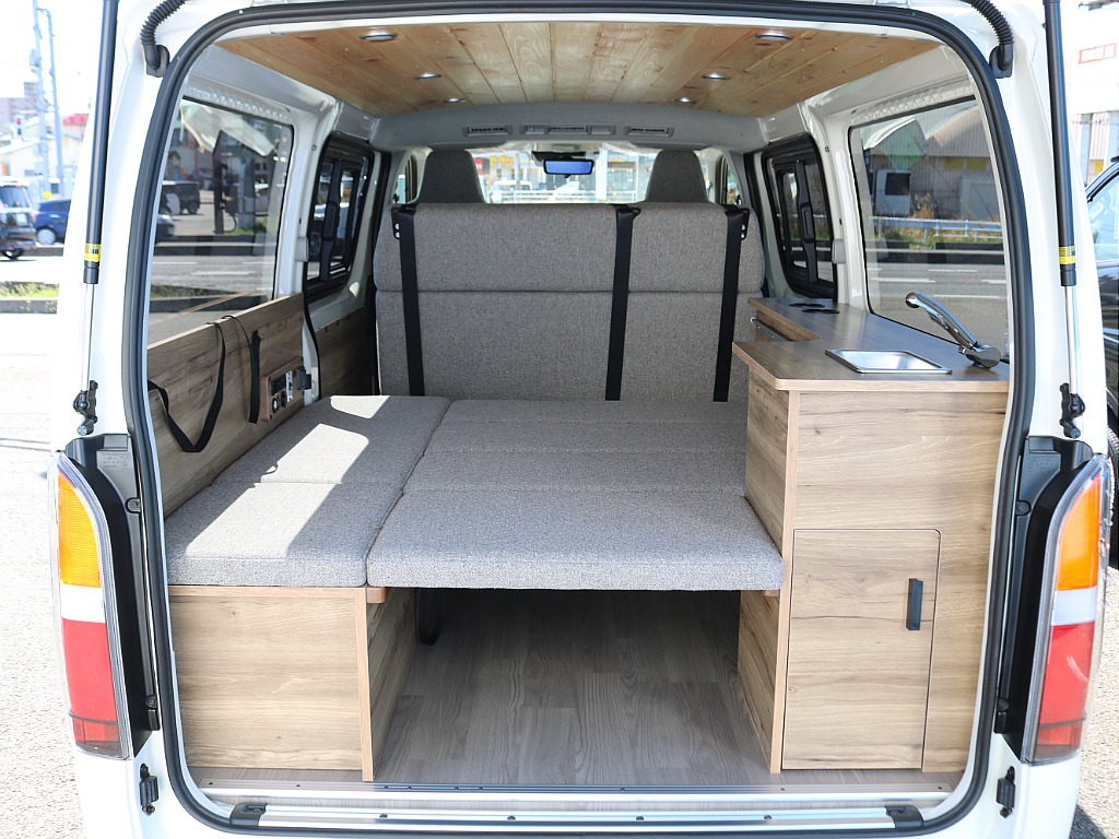 ステンレス製シンク！13Lの給水排水タンクも装備されております♪