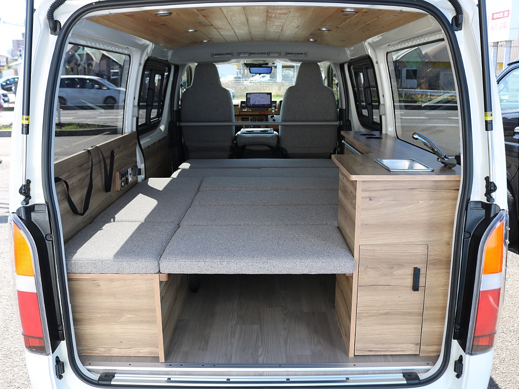 2列目シートはFASPシートになっていますので、このようにフルフラットにする事が出来る為、車中泊などに大活躍！
