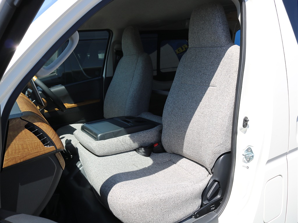 北海道～沖縄まで日本全国、遠方納車大歓迎です！現車確認が難しいお客様もご安心ください！お客様の目線に合わせ、お車のコンディション、装備品を細部までお伝えいたします！もちろん、ご自宅納車ＯＫです！