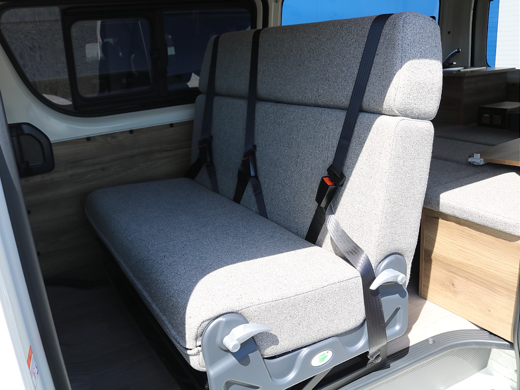 実際にご来店が難しい、遠方にお住まいのお客様もご安心ください！お電話やメールにてお車のご説明、ご覧になりたい箇所の追加画像、お見積書の郵送、と当店スタッフが丁寧に対応させていただきます♪