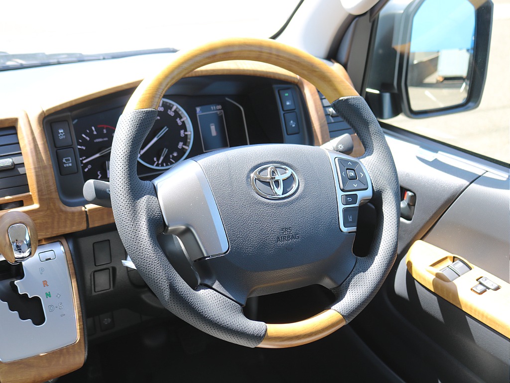 黄木目のステアリング♪内装が明るくなりますね！